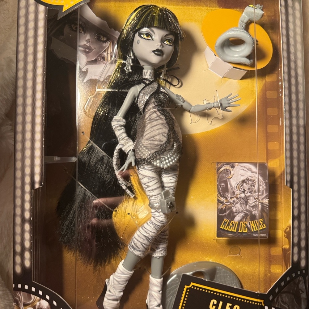Monster High Reel Drama Cleo de Nile Doll with Black and White Outfit